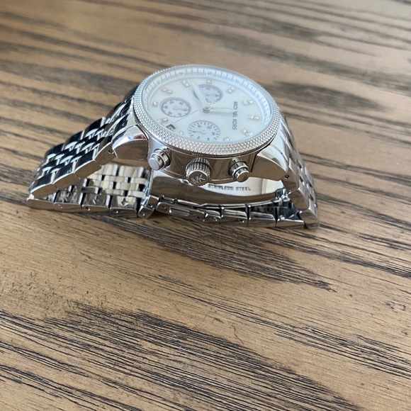 Michael Kors Silver Watch w box - Picture 4 of 8